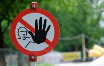 【危険信号】良い人ぶる「本当はヤバい人」の見分け方と自己防衛策