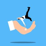 成功目前で「転落」する人間の残念な行動10選|自滅の道を辿る危険なパターンとは