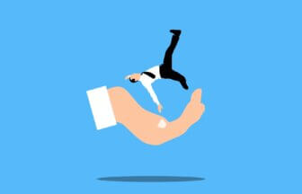 成功目前で「転落」する人間の残念な行動10選｜自滅の道を辿る危険なパターンとは