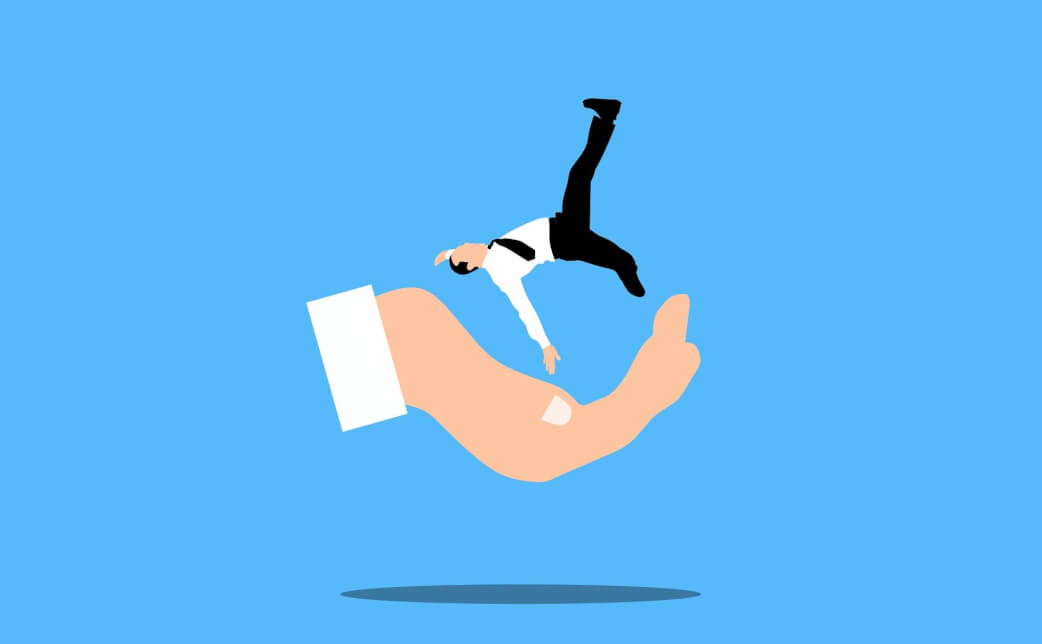 成功目前で「転落」する人間の残念な行動10選｜自滅の道を辿る危険なパターンとは